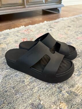 Crocs Getaway black H-strap sandal